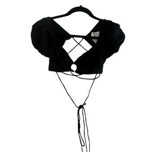 Black‎ Lace-Up Crop Top